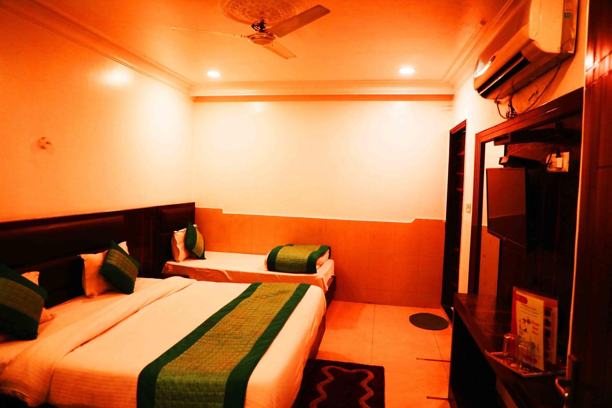 Oyo Flagship Kumar Palace Nuova Delhi Esterno foto