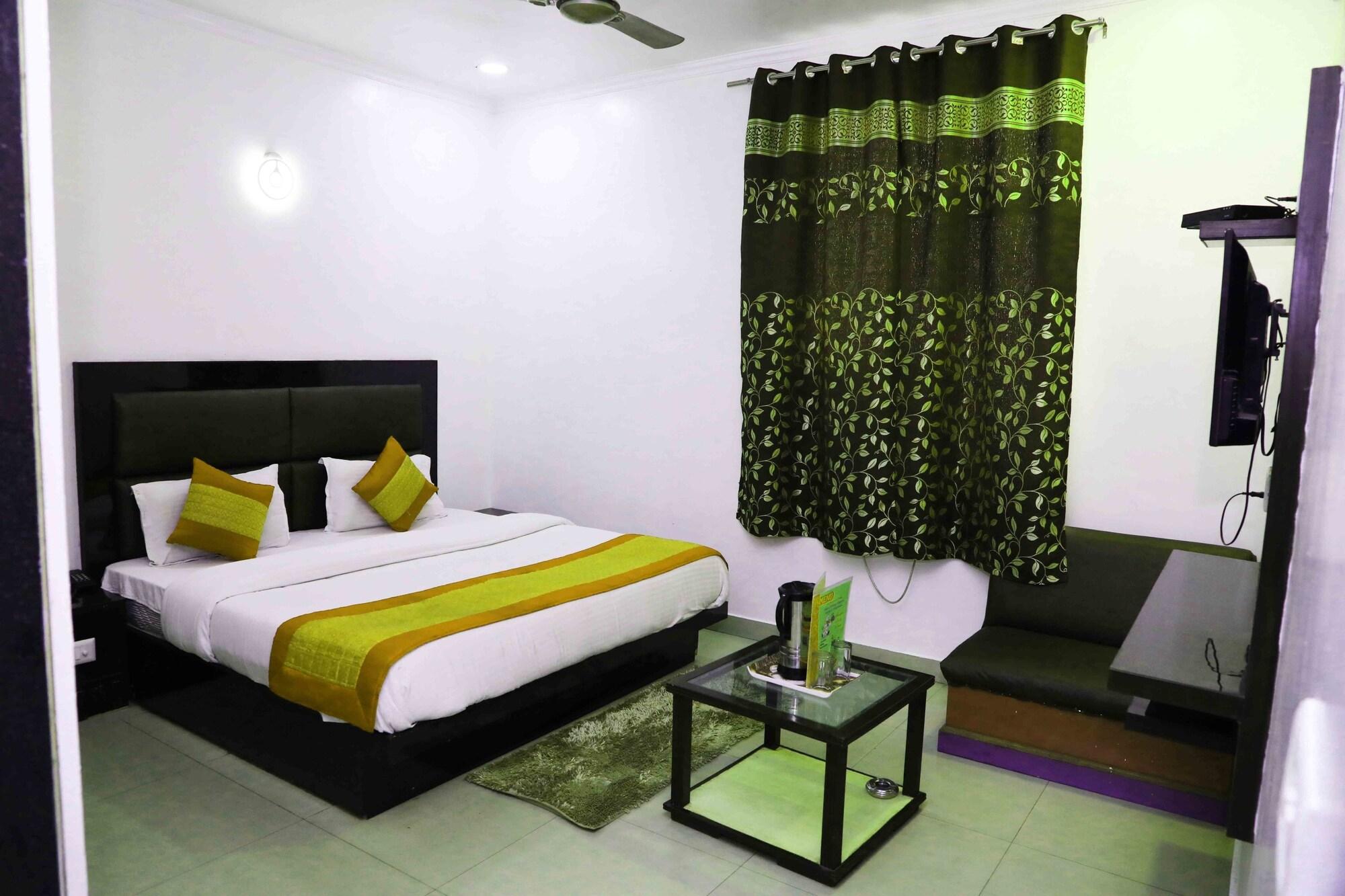 Oyo Flagship Kumar Palace Nuova Delhi Esterno foto