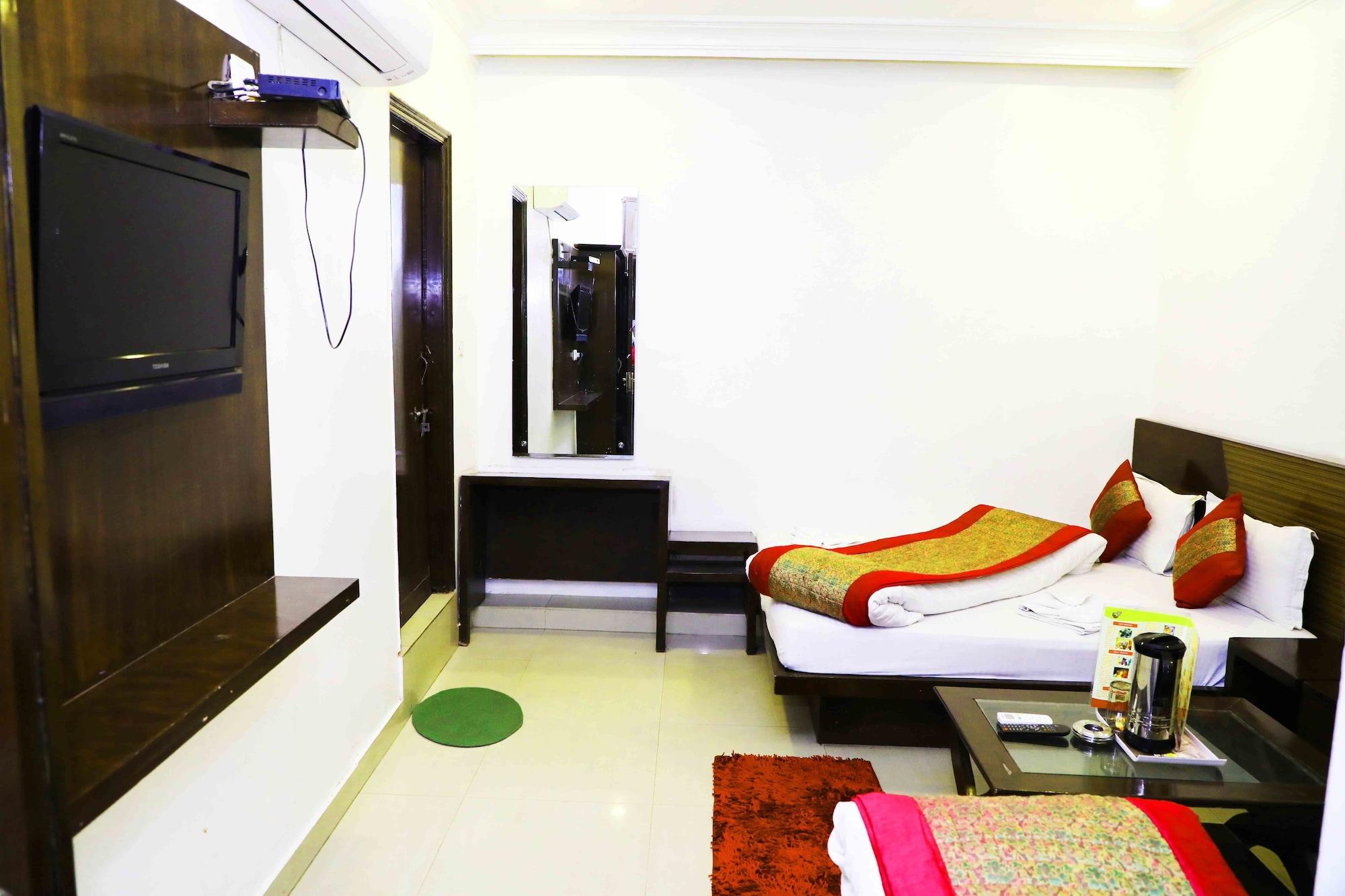 Oyo Flagship Kumar Palace Nuova Delhi Esterno foto
