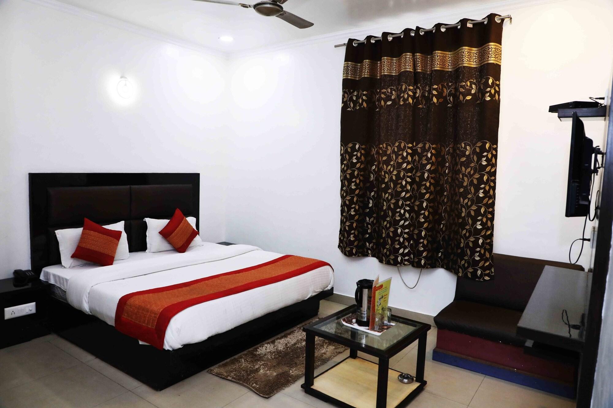 Oyo Flagship Kumar Palace Nuova Delhi Esterno foto