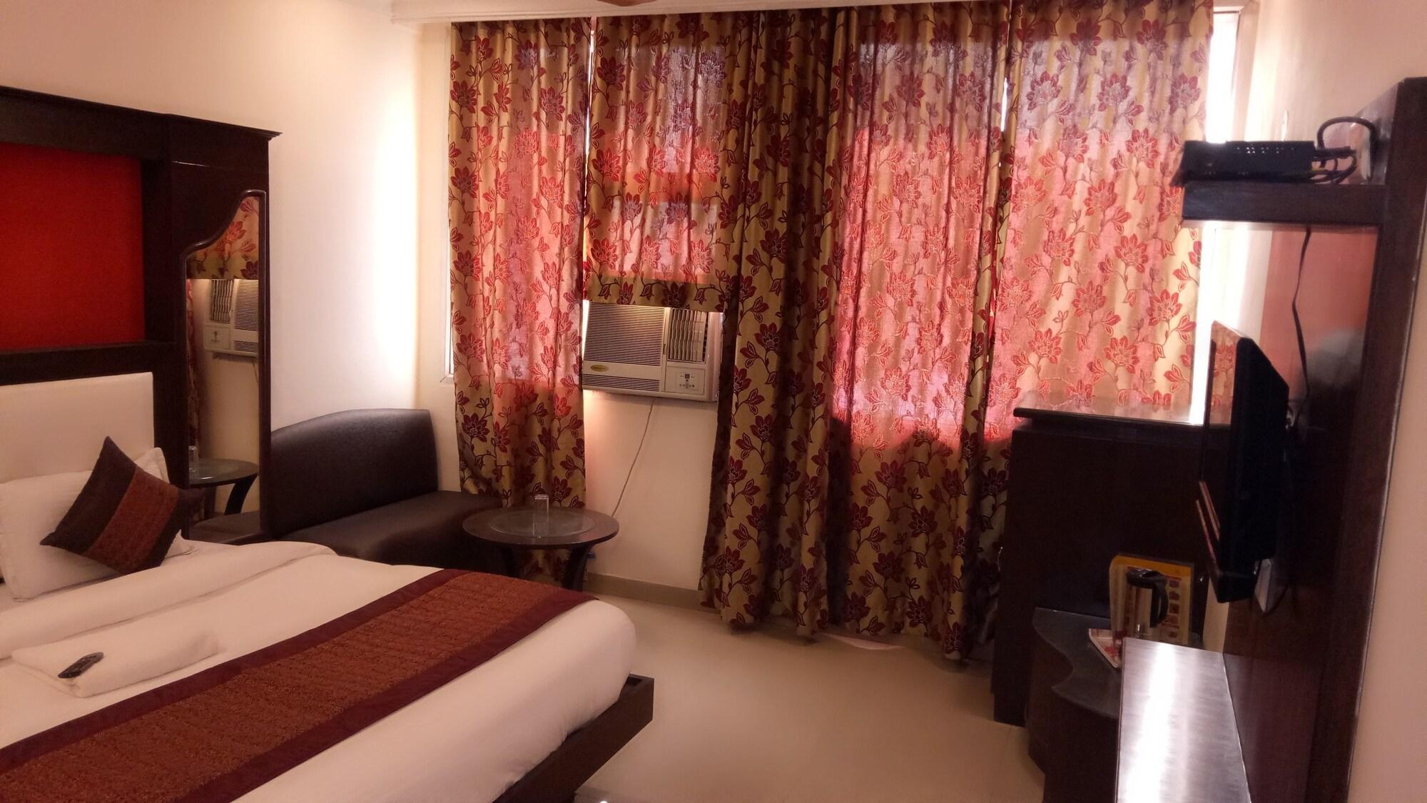 Oyo Flagship Kumar Palace Nuova Delhi Esterno foto