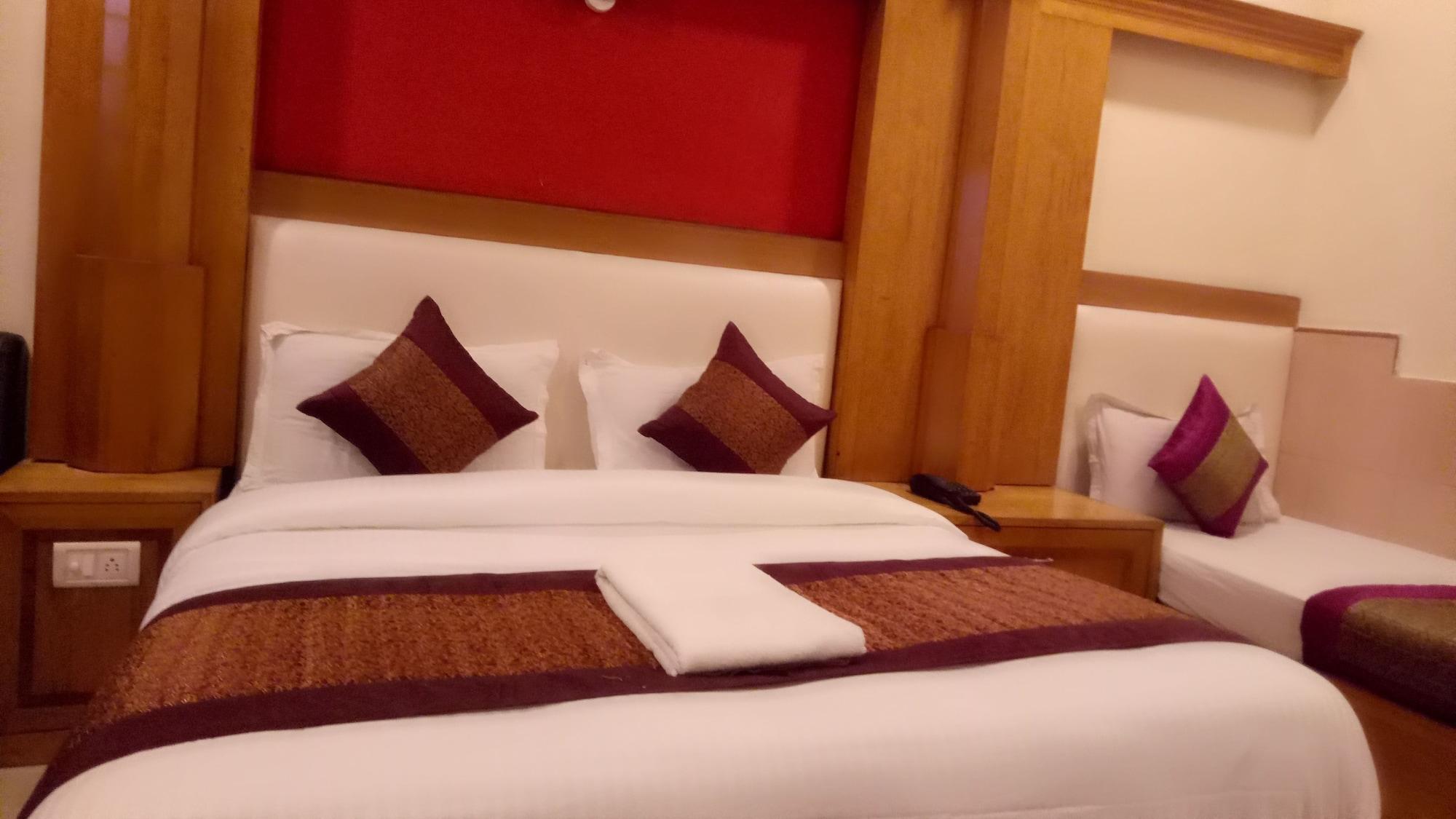 Oyo Flagship Kumar Palace Nuova Delhi Esterno foto