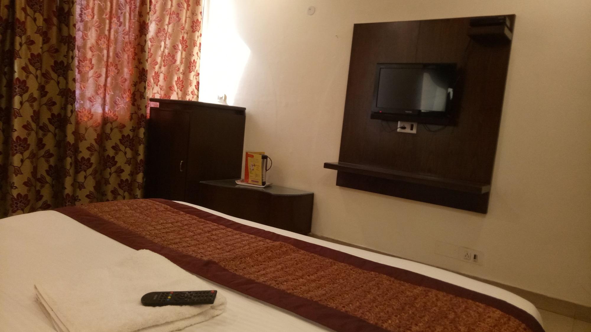 Oyo Flagship Kumar Palace Nuova Delhi Esterno foto